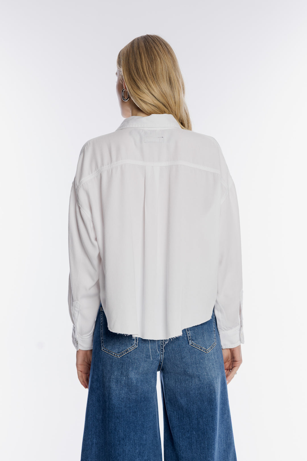 Biała koszula oversize i jeansowe spodnie culotte