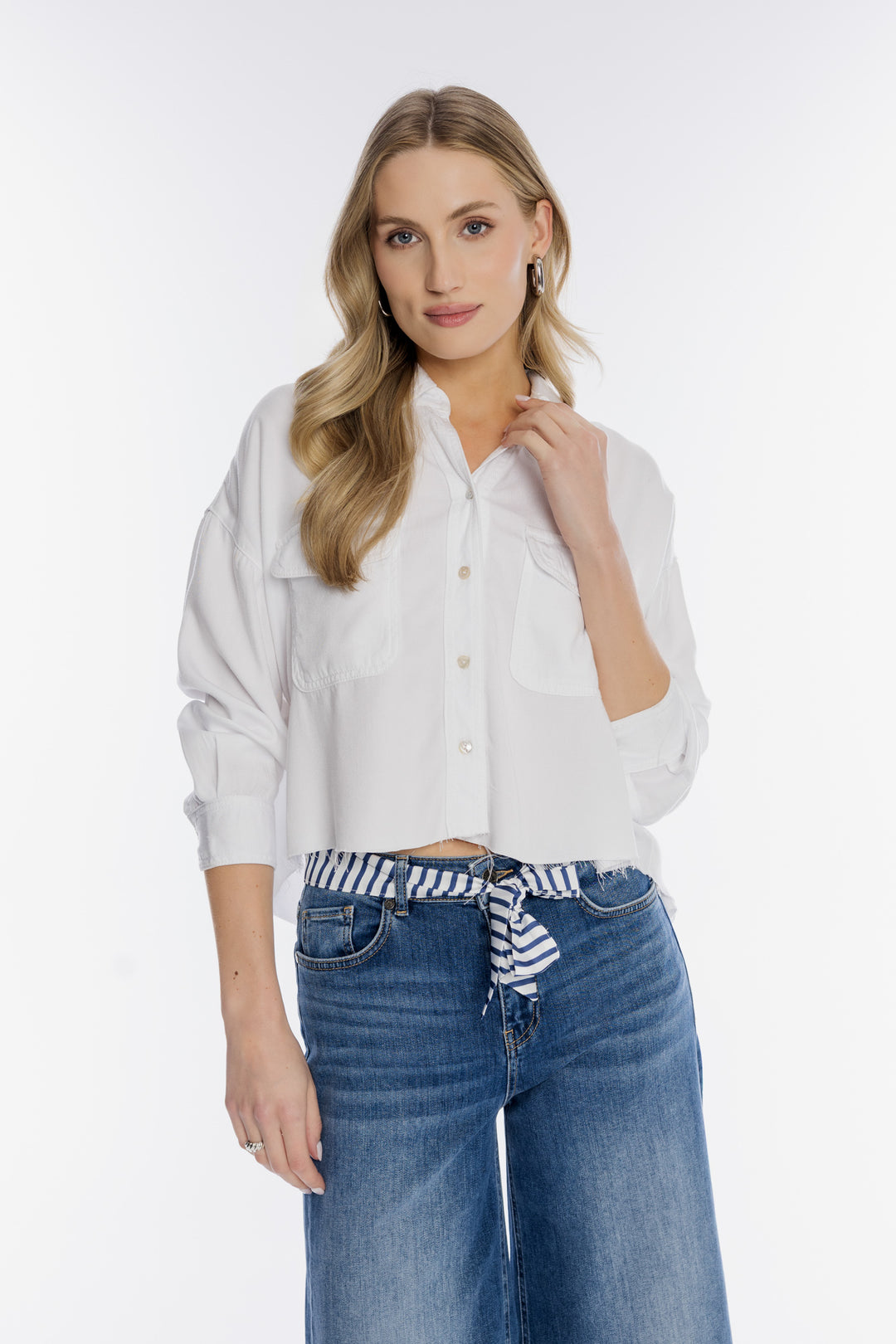 Biała koszula damska z dwiema kieszeniami piersiowymi