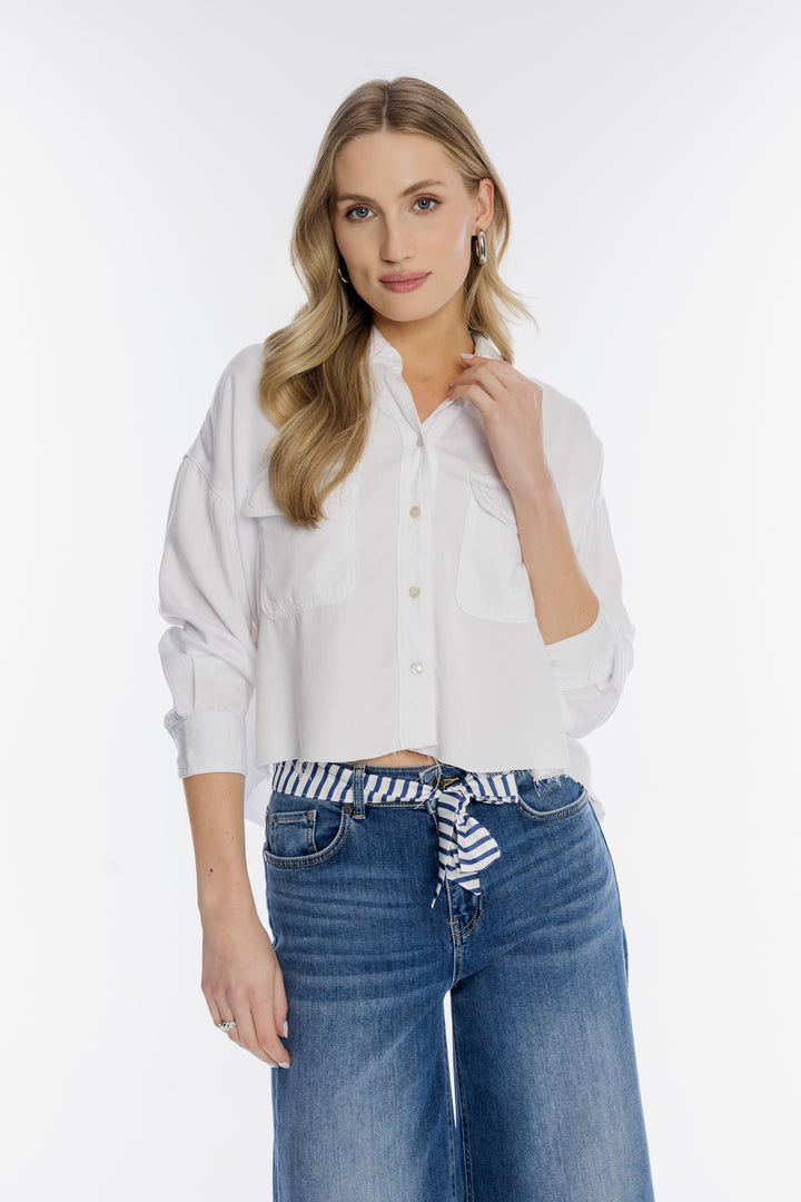 Biała koszula damska z dwiema kieszeniami piersiowymi