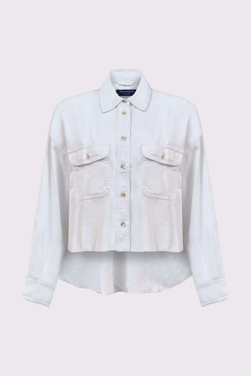 Biała koszula damska z dwiema kieszeniami piersiowymi