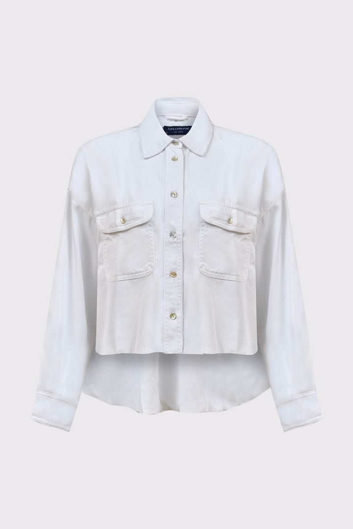 Biała koszula damska z dwiema kieszeniami piersiowymi