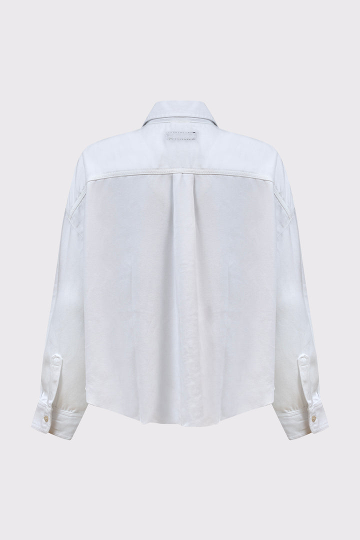 Biała koszula damska z dwiema kieszeniami piersiowymi
