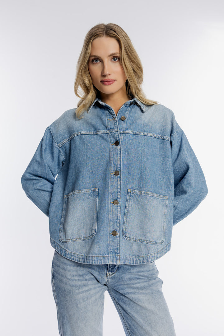 Jasnoniebieska koszulowa kurtka jeansowa z dużymi kieszeniami