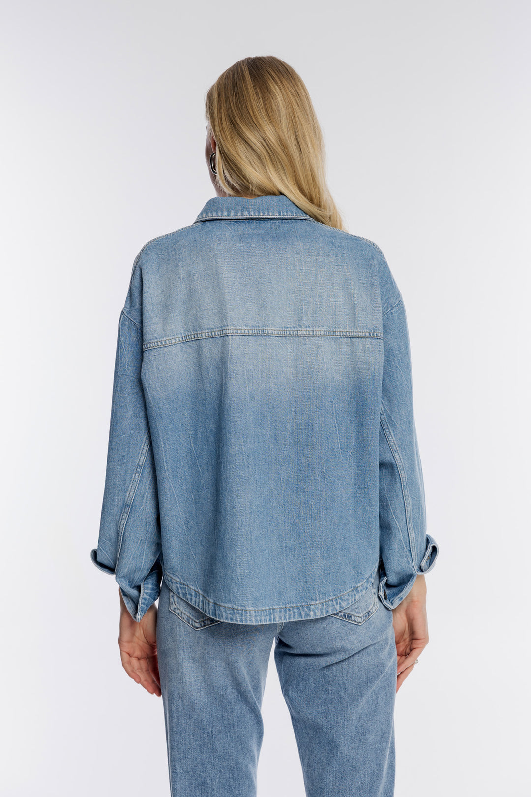 Jasnoniebieska koszulowa kurtka jeansowa z dużymi kieszeniami