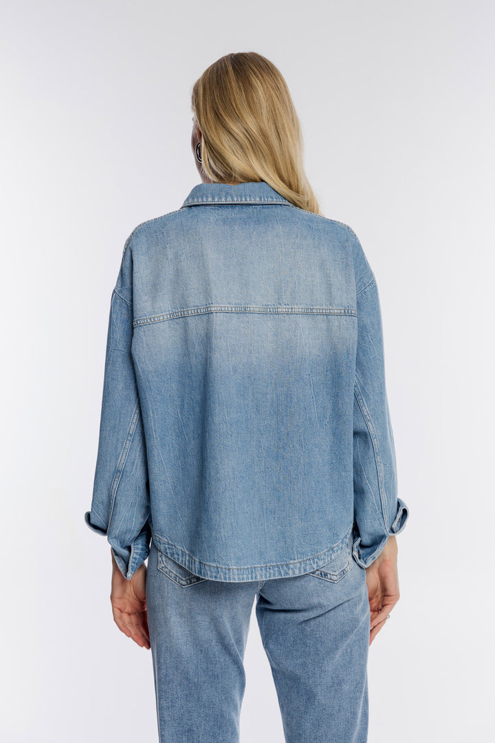 Jasnoniebieska koszulowa kurtka jeansowa z dużymi kieszeniami