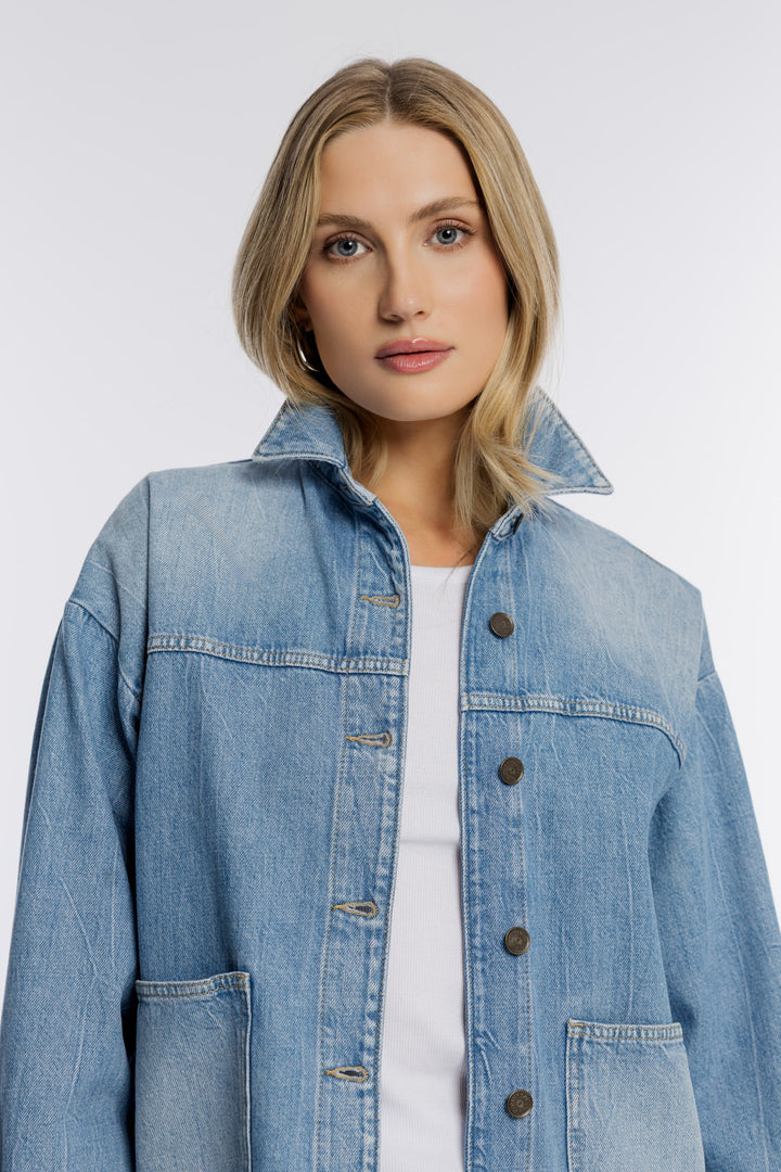 Jasnoniebieska koszulowa kurtka jeansowa z dużymi kieszeniami