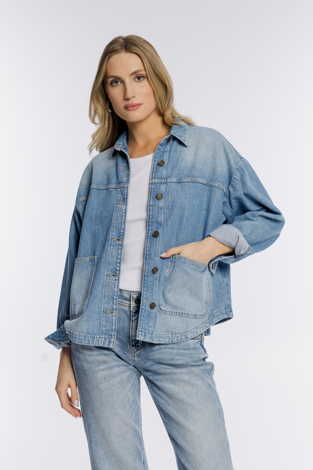 Jasnoniebieska koszulowa kurtka jeansowa z dużymi kieszeniami