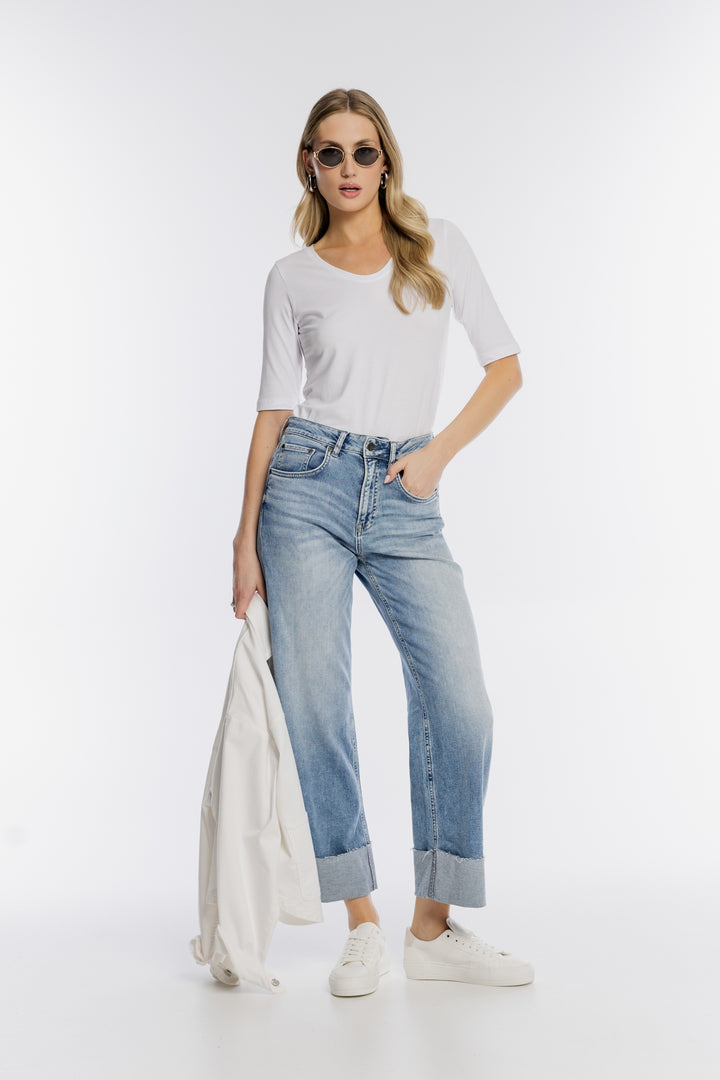 Damskie spodnie jeansowe z szeroką nogawką i podwinięciem