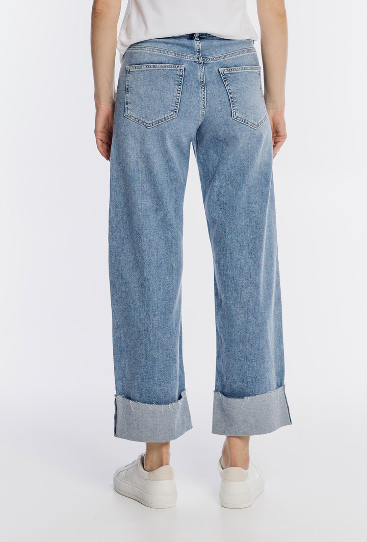 Damskie spodnie jeansowe z szeroką nogawką i podwinięciem