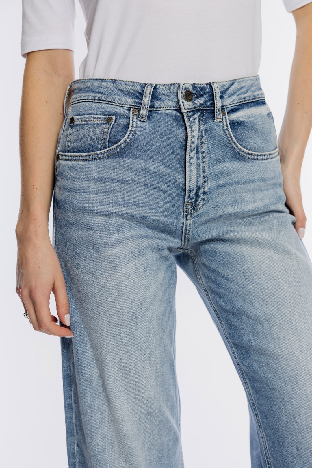 Damskie spodnie jeansowe z szeroką nogawką i podwinięciem