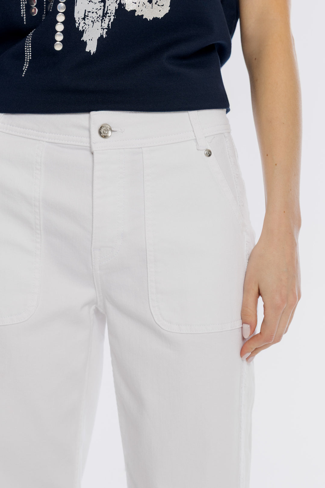 Białe spodnie bawełniane z naszywanymi kieszeniami i przeszyciami