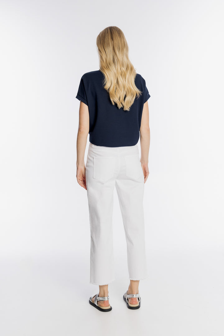 Białe spodnie bawełniane z naszywanymi kieszeniami i przeszyciami