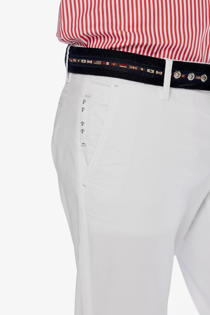 Męskie białe spodnie chino Campione z haftem