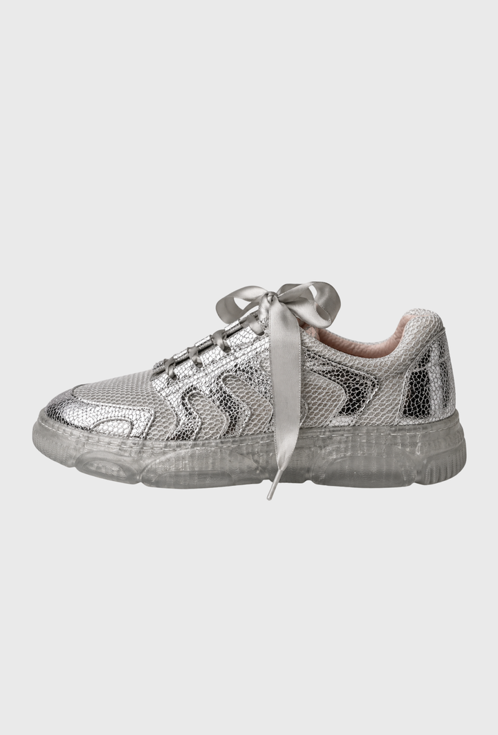 Srebrne sneakersy z połyskiem i satynowymi sznurówkami