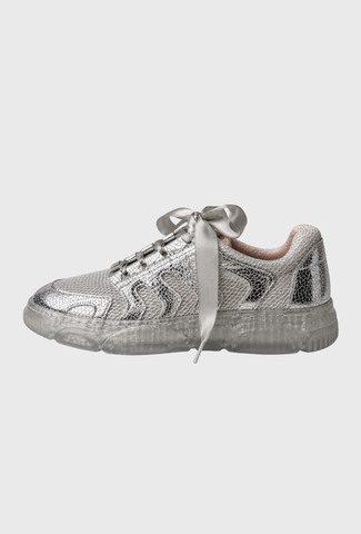 Srebrne sneakersy z połyskiem i satynowymi sznurówkami