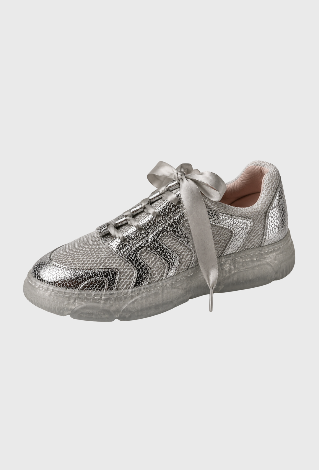 Srebrne sneakersy z połyskiem i satynowymi sznurówkami