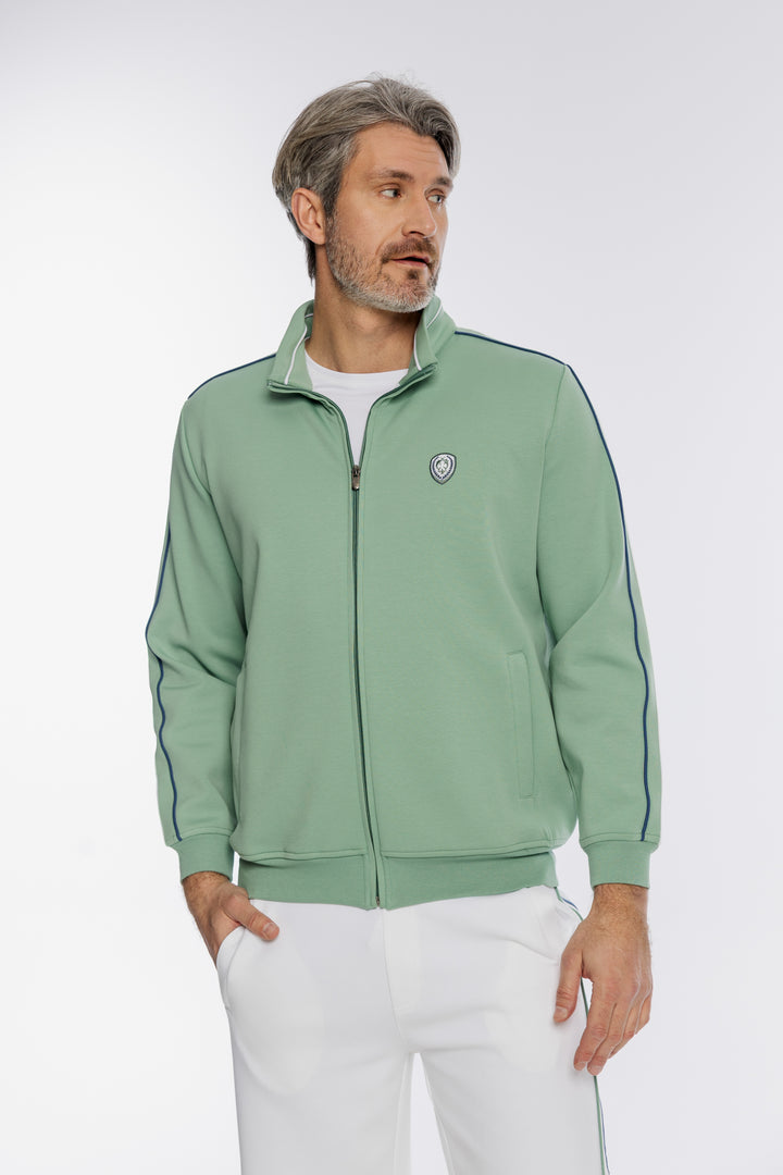 Szałwiowy dresowy komplet z bluzą i białymi szortami