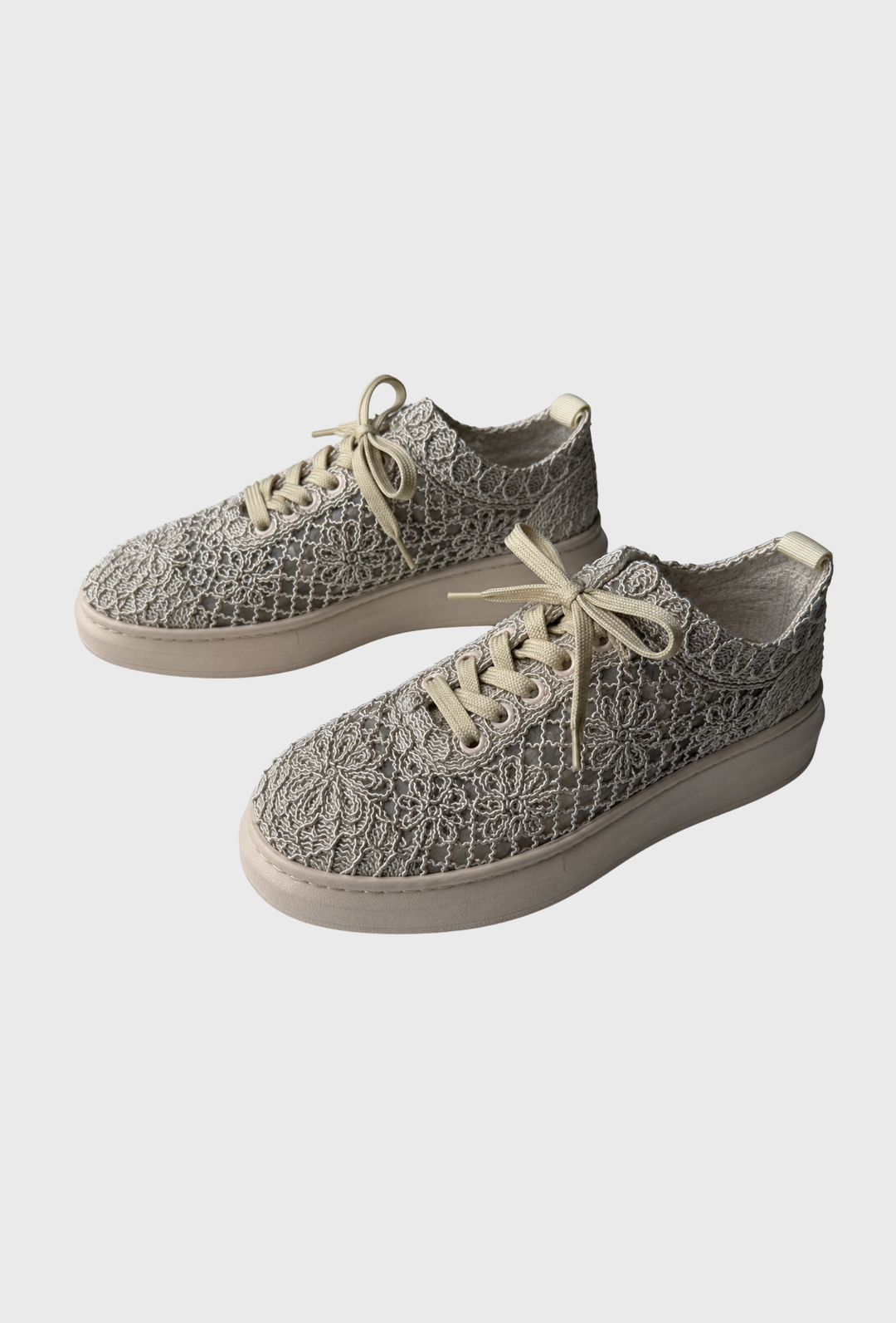 Beżowe sneakersy z koronkowym kwiatowym wykończeniem