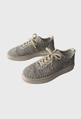 Beżowe sneakersy z koronkowym kwiatowym wykończeniem
