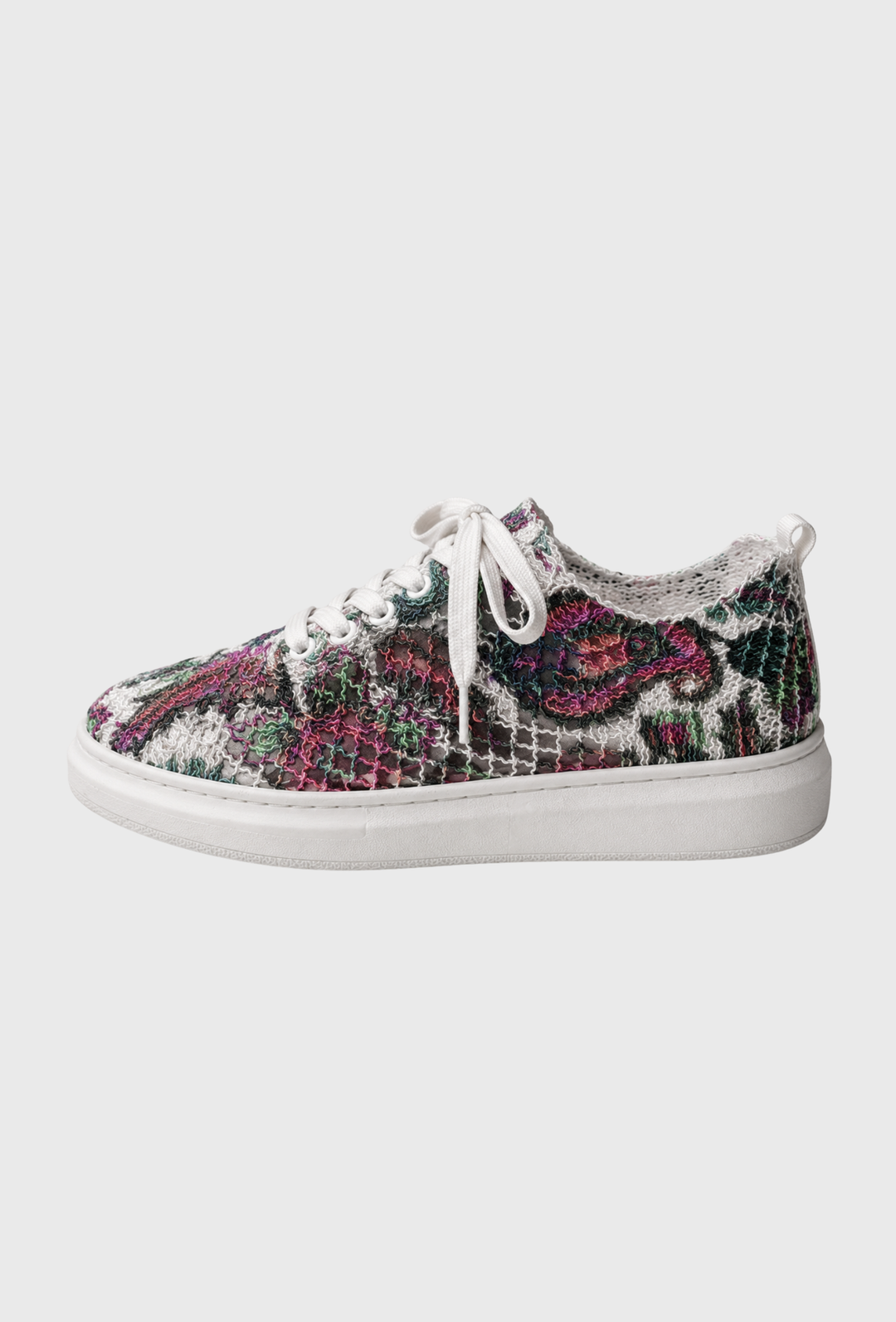 Kolorowe sneakersy z dekoracyjną koronkową strukturą