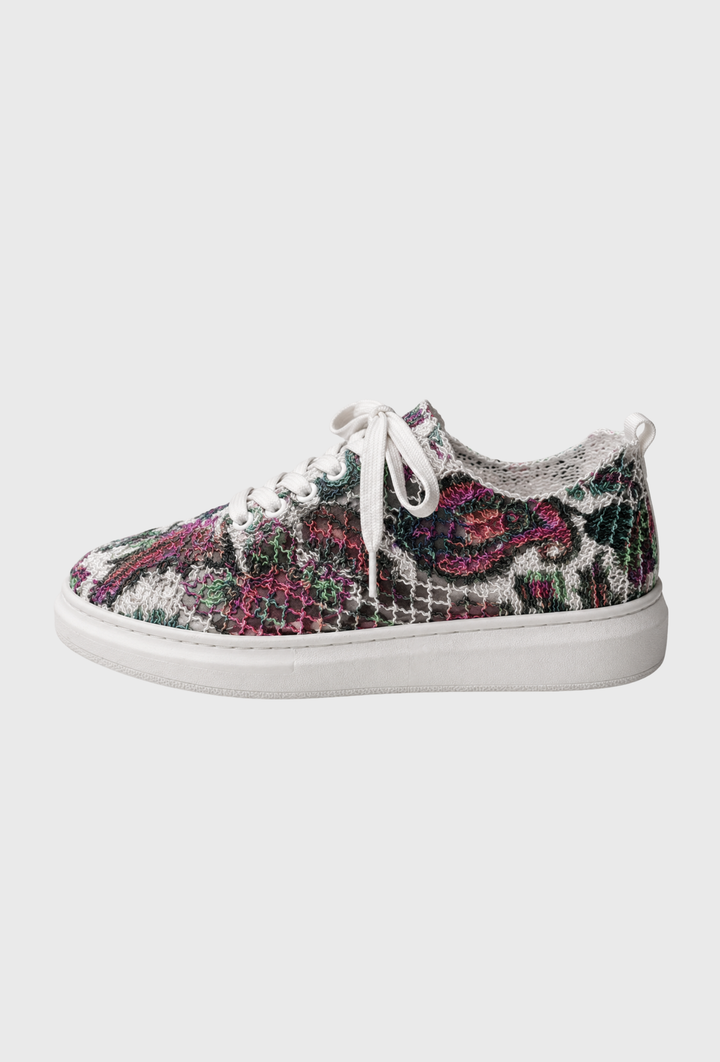 Kolorowe sneakersy z dekoracyjną koronkową strukturą