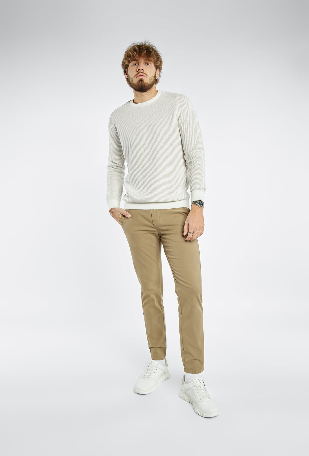 Klasyczne spodnie chinos Primodi o kroju skinny w kolorze beżowym