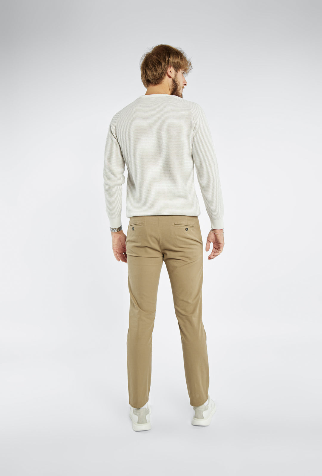 Klasyczne spodnie chinos Primodi o kroju skinny w kolorze beżowym