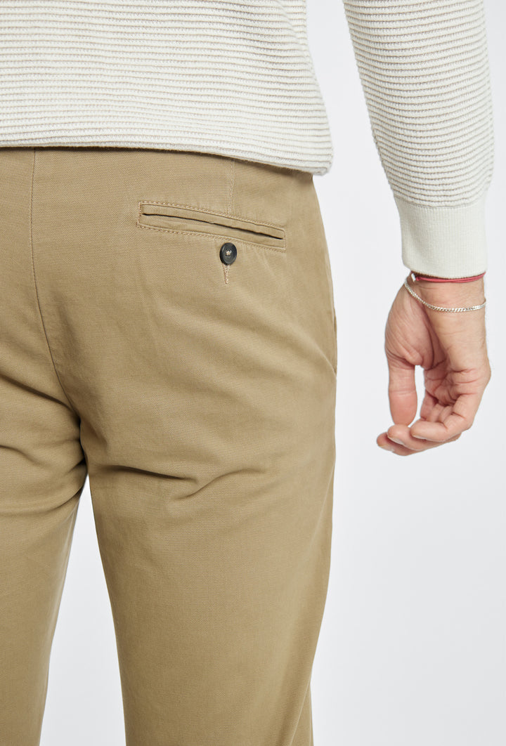 Klasyczne spodnie chinos Primodi o kroju skinny w kolorze beżowym