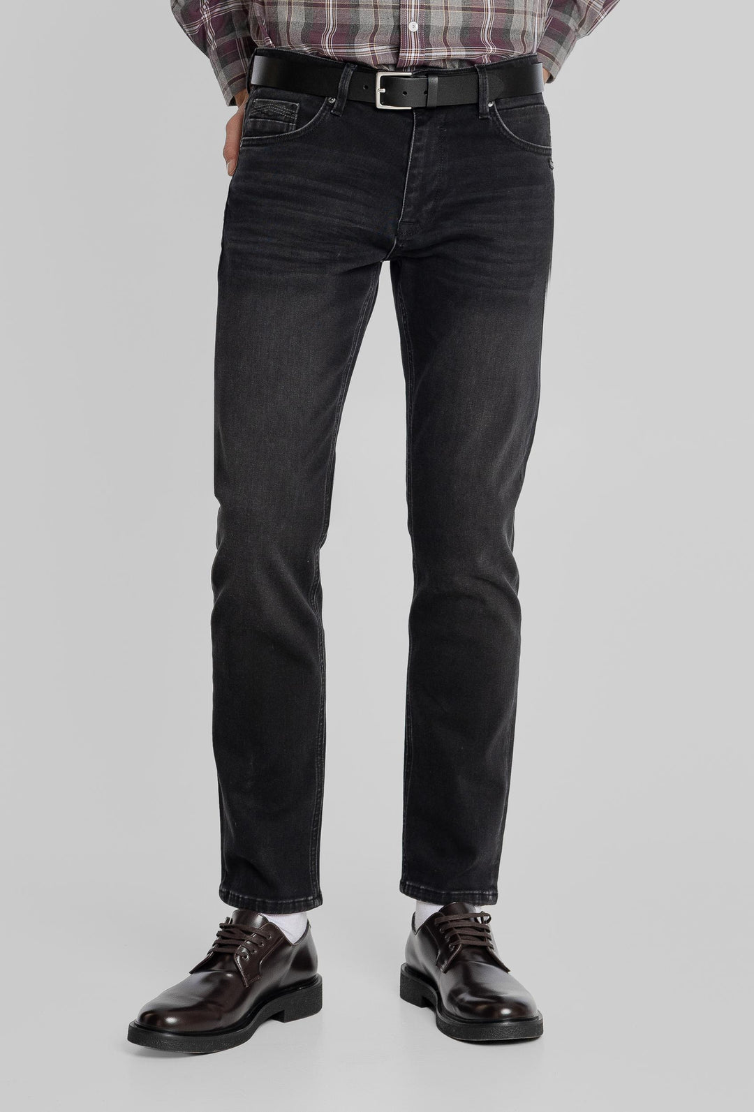 Męskie jeansy Regular Fit w czarnym spraniu