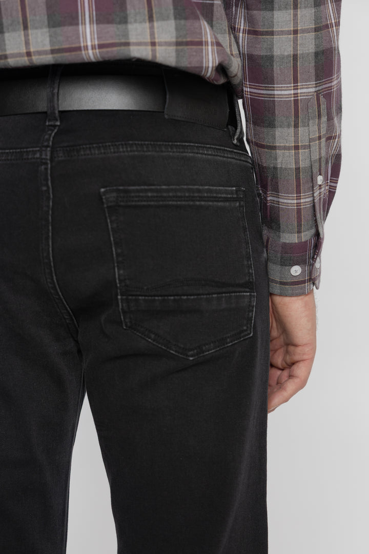 Męskie jeansy Regular Fit w czarnym spraniu