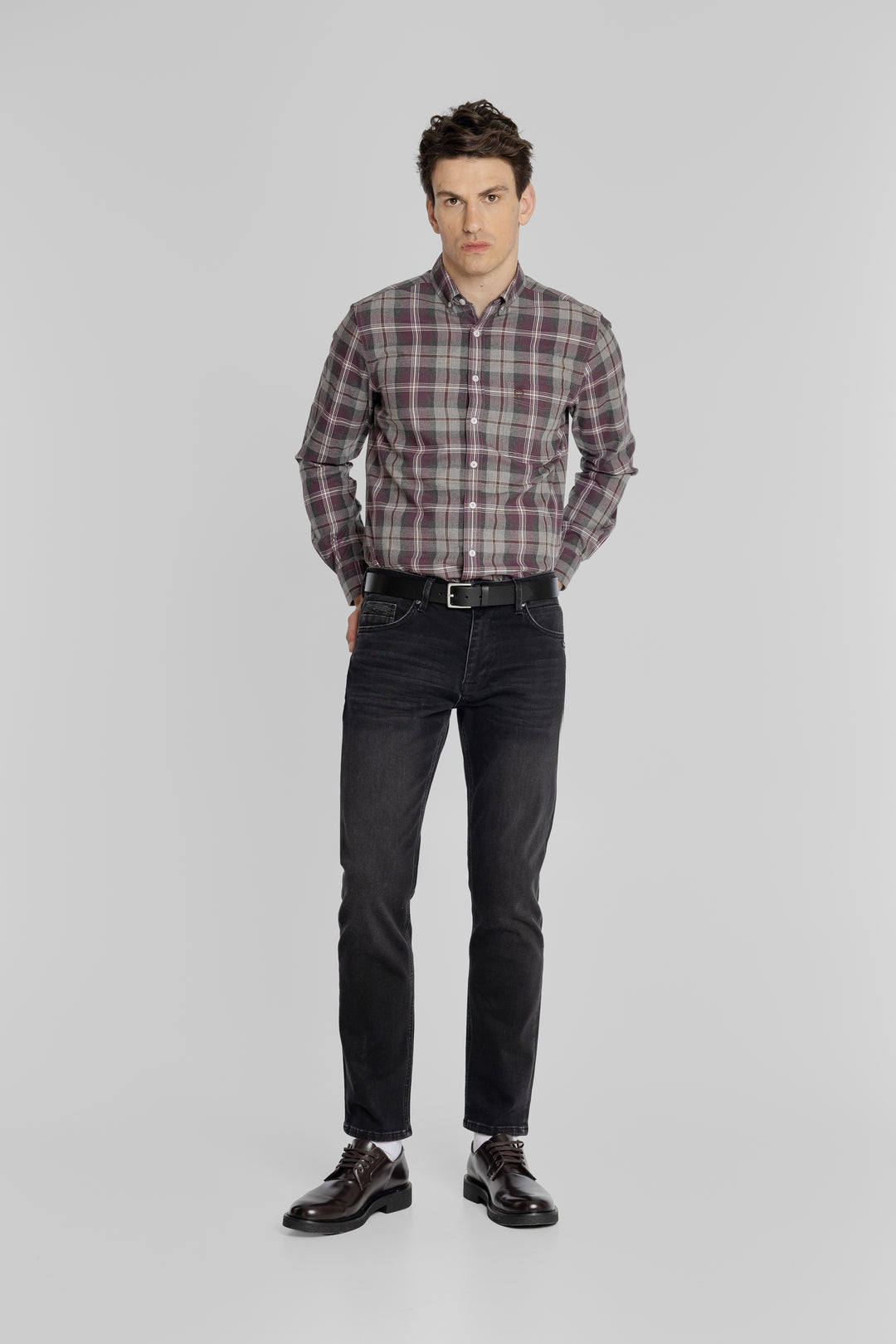 Męskie jeansy Regular Fit w czarnym spraniu