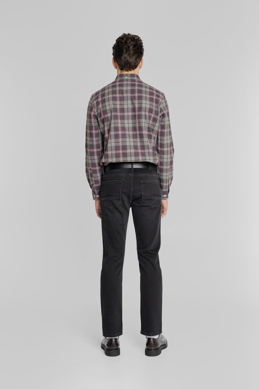 Męskie jeansy Regular Fit w czarnym spraniu