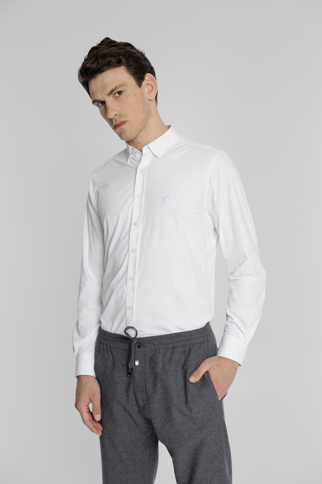 Modern Fit gładka biała koszula z haftem