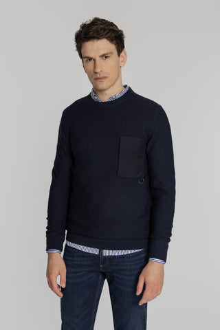 Granatowy sweter z ozdobną kieszenią na piersi