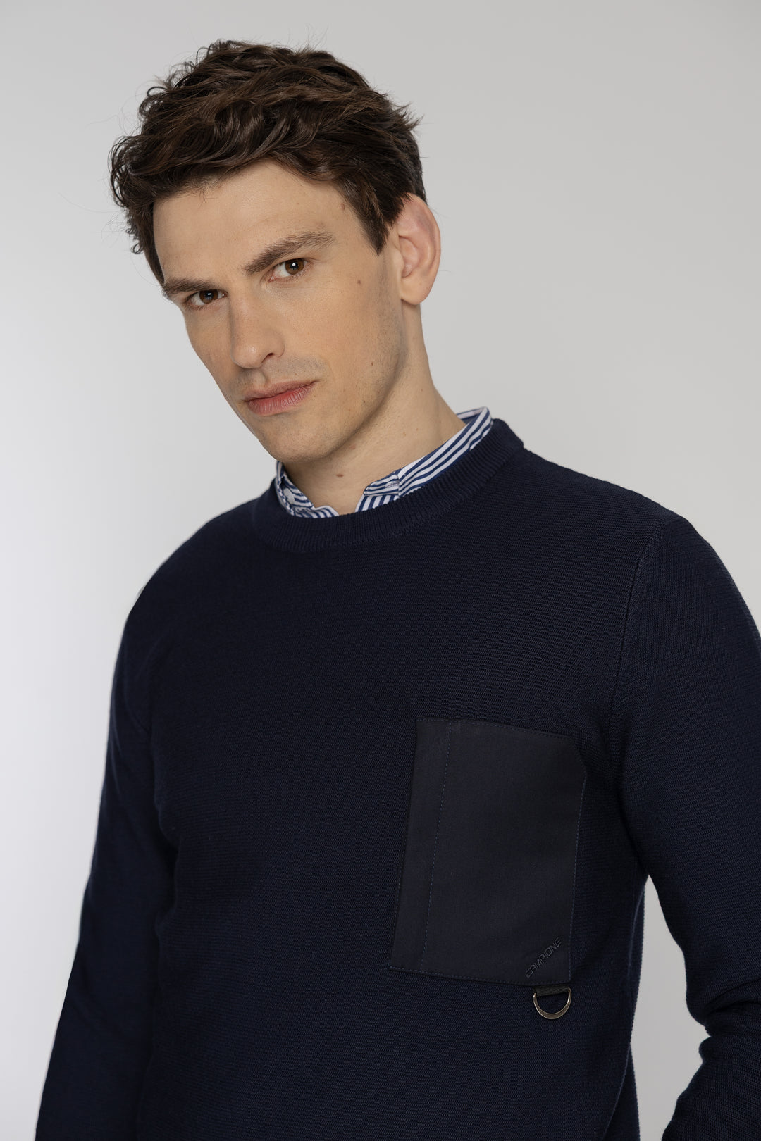 Granatowy sweter z ozdobną kieszenią na piersi