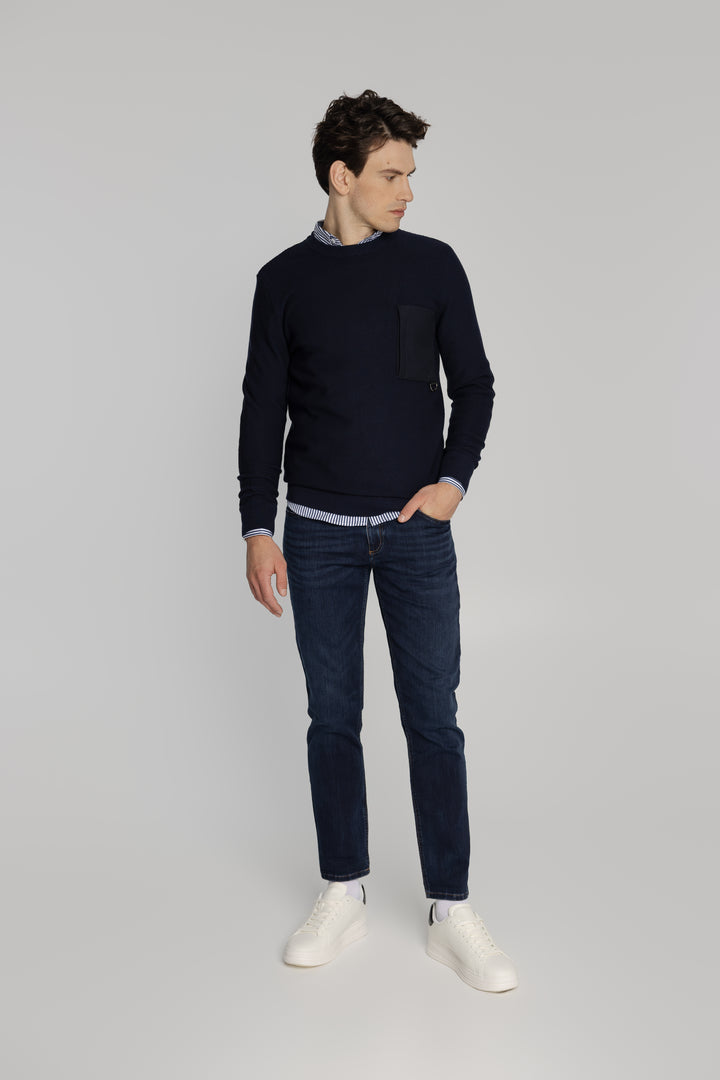 Granatowy sweter z ozdobną kieszenią na piersi