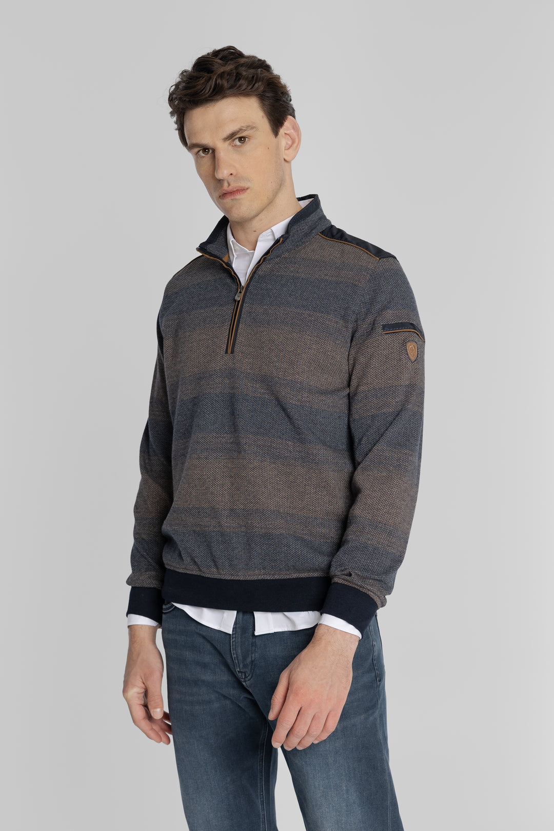 Granatowy sweter z krótkim zamkiem i wzorem