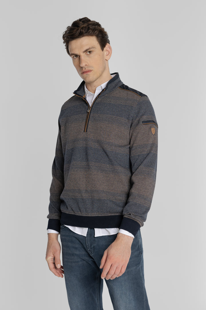 Granatowy sweter z krótkim zamkiem i wzorem
