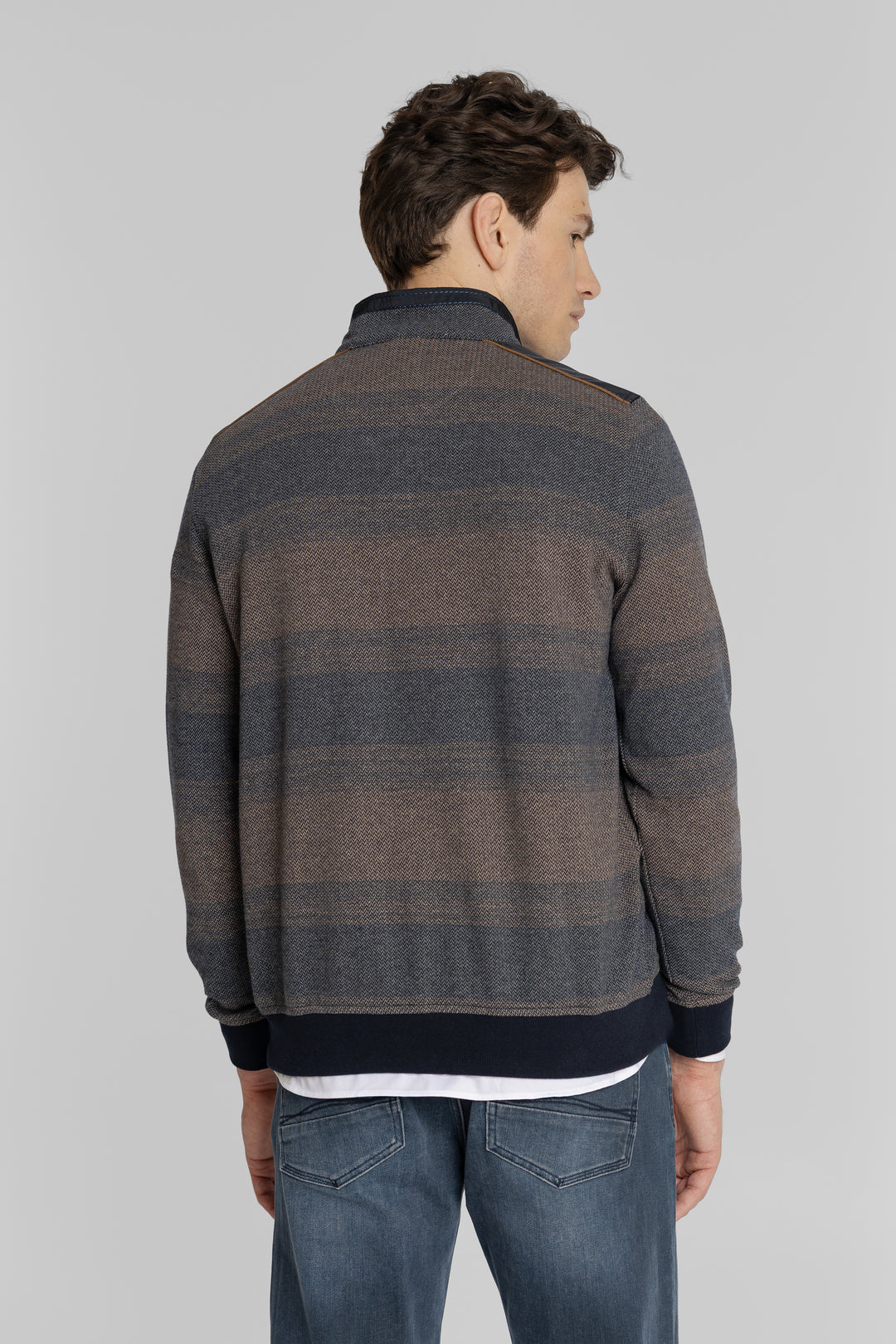 Granatowy sweter z krótkim zamkiem i wzorem