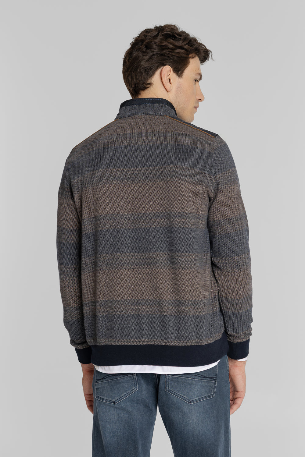Granatowy sweter z krótkim zamkiem i wzorem