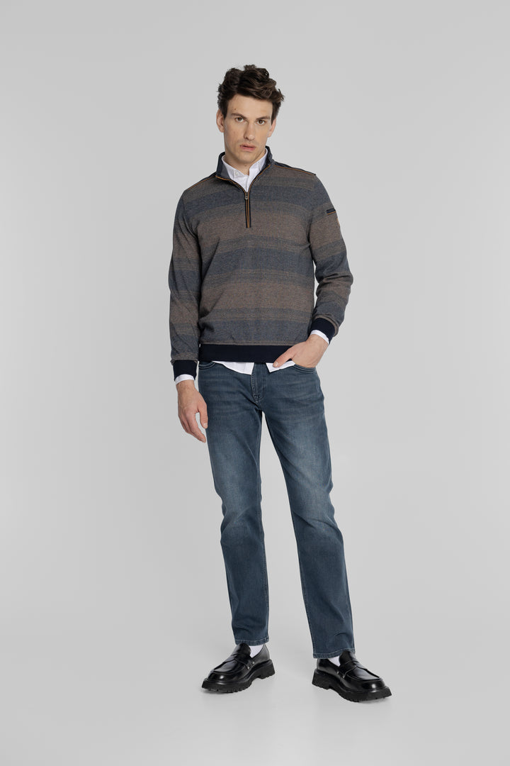 Granatowy sweter z krótkim zamkiem i wzorem