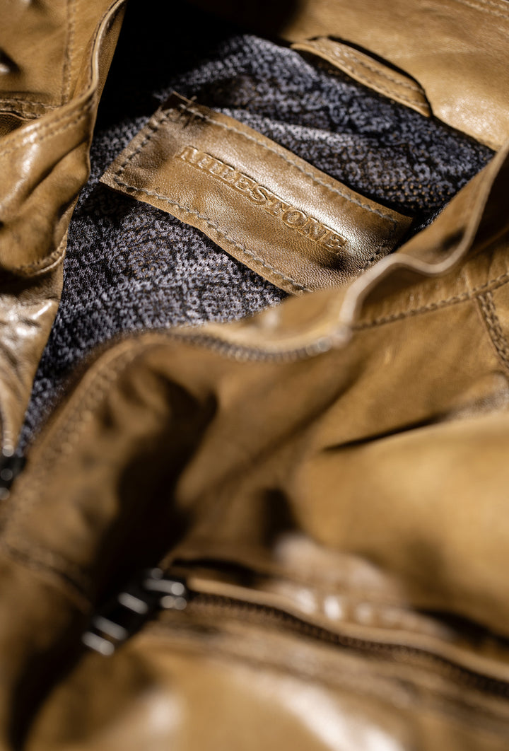 Karmelowa kurtka skórzana