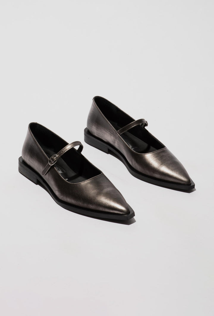 Metaliczne półbuty z paskiem i klamrą