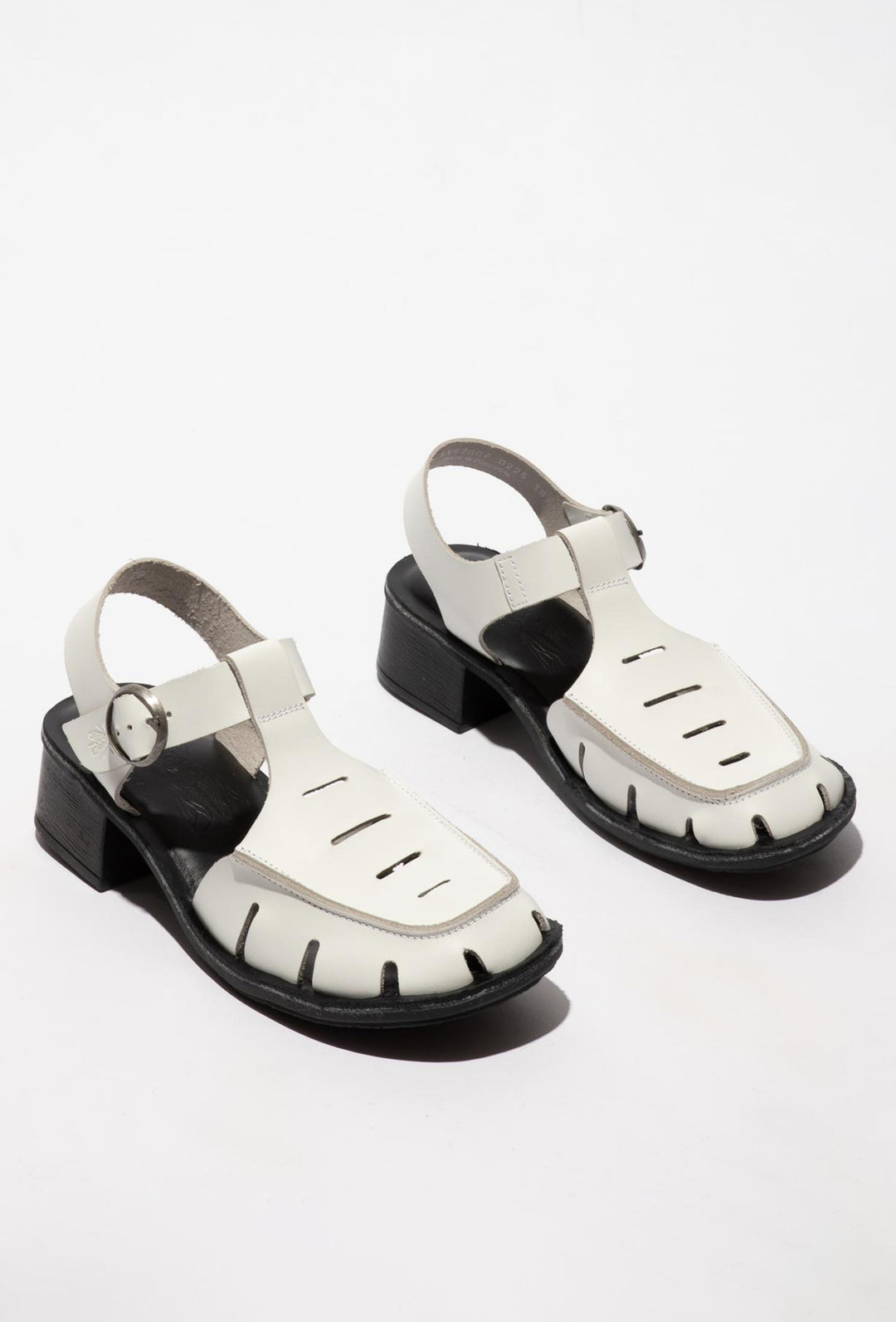 Skórzane białe sandały na stabilnym słupku FLY LONDON