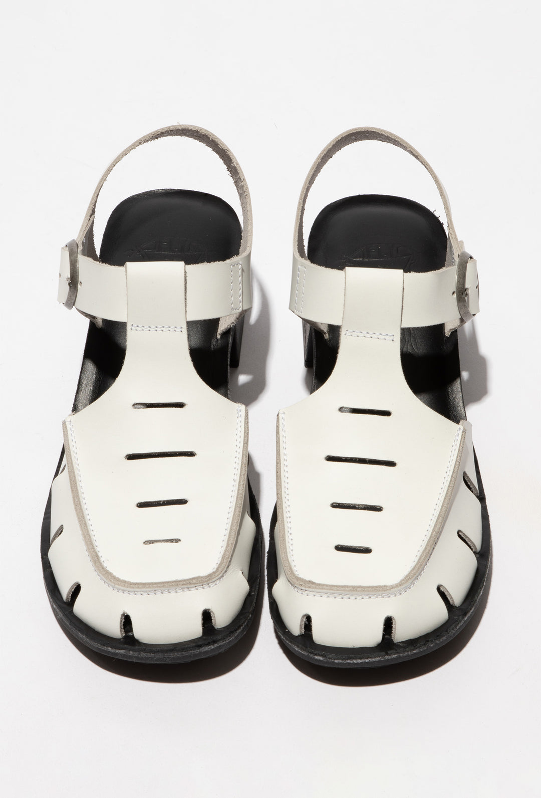 Skórzane białe sandały na stabilnym słupku FLY LONDON