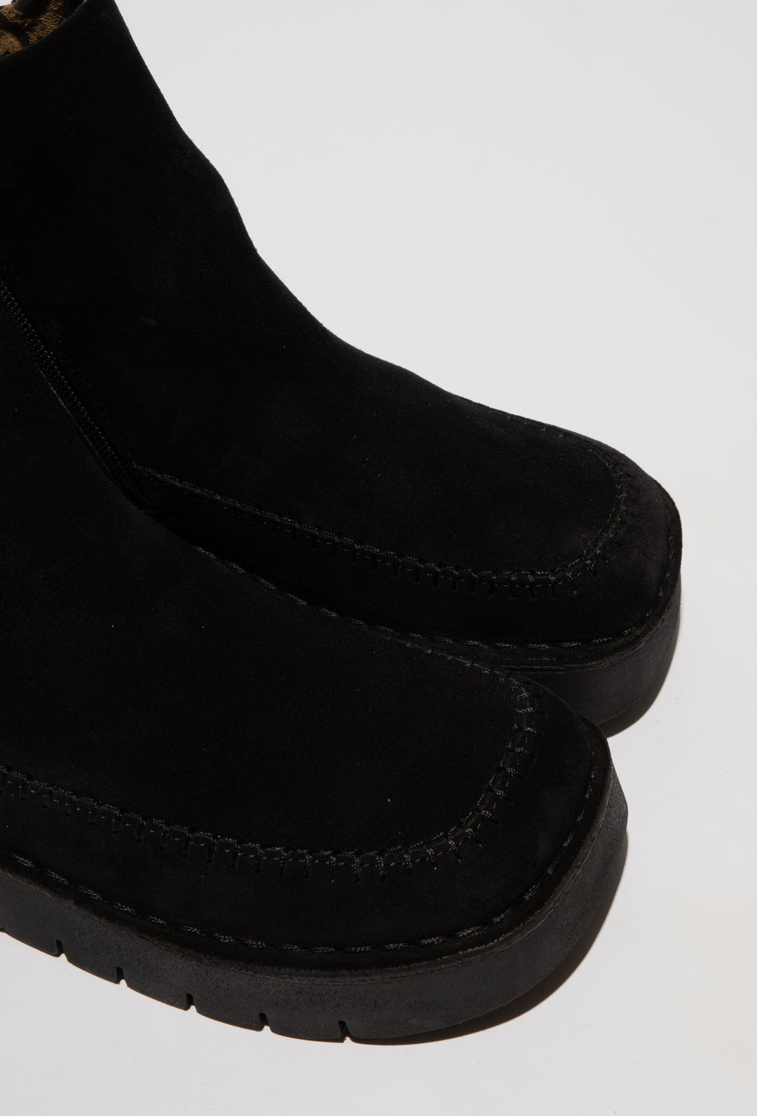 Czarne botki zamszowe z platformą