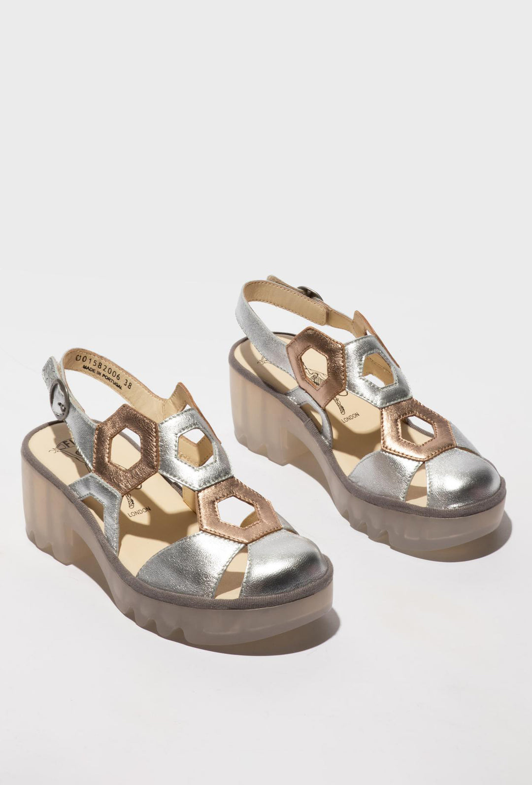 Srebrne metaliczne sandały z geometrycznymi wycięciami FLY
