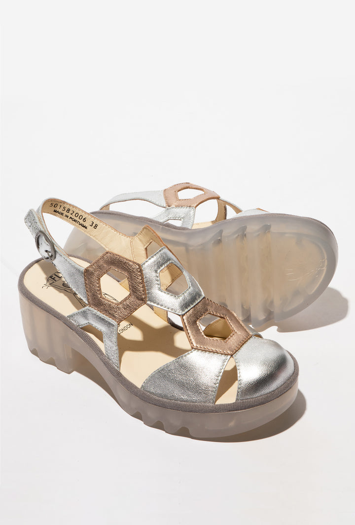 Srebrne metaliczne sandały z geometrycznymi wycięciami FLY
