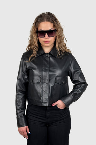 Krótka czarna kurtka skórzana z plecionym kołnierzem