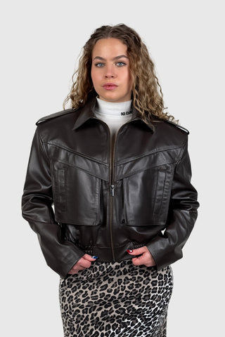 Krótka czekoladowa kurtka skórzana z szerokimi ramionami